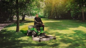 Tondre davantage en moins de temps - avec la nouvelle tondeuse rotative 1500 d’Egholm